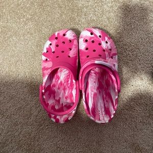 pink marbled classic clogs*